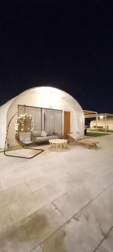 un avion garé sur une piste la nuit dans l'établissement Desert Breeze Farm Resort, à Al Ḩamrānīyah