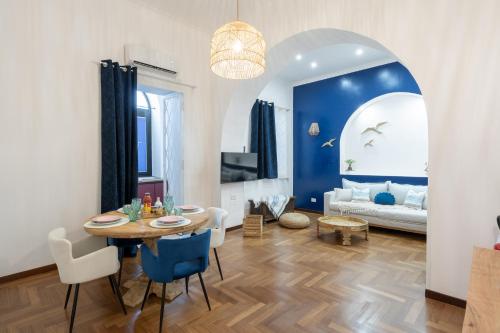 ein Wohnzimmer mit einem Tisch und einem Sofa in der Unterkunft MareLuna Apartment in Neapel