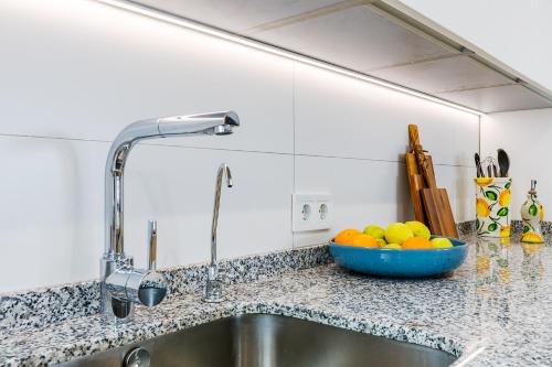 eine Küchentheke mit einer Spüle und einer Obstschale in der Unterkunft A&N Casa Brisa del Mar 1 in Almayate Bajo