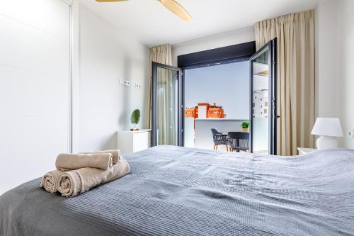 ein Schlafzimmer mit einem großen Bett mit Handtüchern darauf in der Unterkunft A&N Casa Brisa del Mar 1 in Almayate Bajo