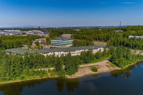 Blick auf SpringHill Suites Anchorage University Lake aus der Vogelperspektive