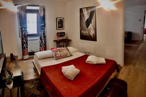 ein Schlafzimmer mit einem Bett mit einer roten Decke in der Unterkunft The Place in Orvieto