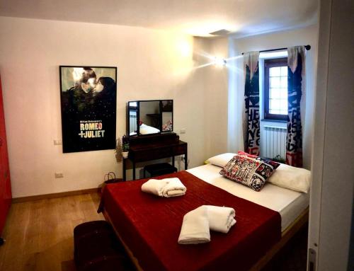 ein Schlafzimmer mit einem Bett mit Handtüchern darauf in der Unterkunft The Place in Orvieto