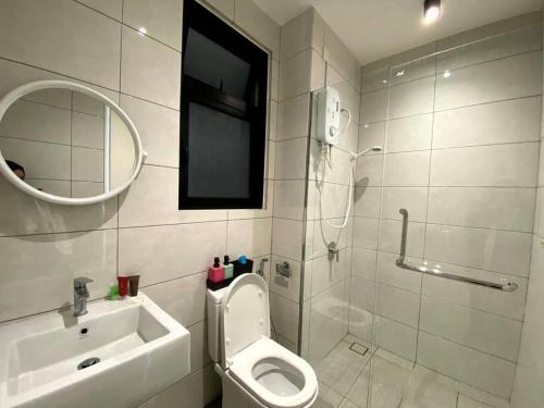 een badkamer met een toilet, een wastafel en een spiegel bij Ha-aH⁴ Home@nearby IOI Resort,3BR w Balcony in Serdang