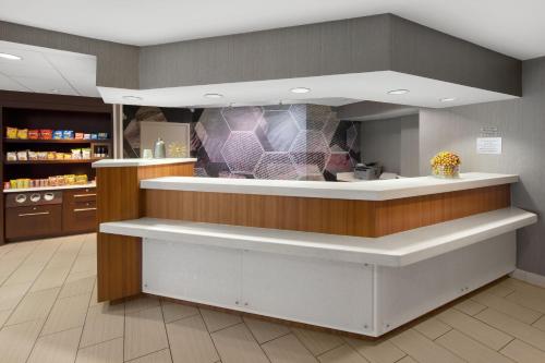 a restaurant with a counter in a room at SpringHill Suites Austin Round Rock in Round Rock