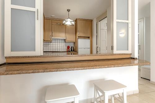 A kitchen or kitchenette at Cozy Holiday Home 1 Bed 2 Bath Balcon Los Gigantes