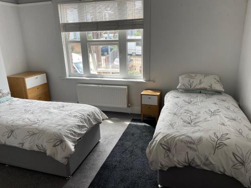 Säng eller sängar i ett rum på 2BD Victorian Terrace House Ramsgate
