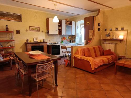ein Wohnzimmer mit einem Sofa und einem Tisch in der Unterkunft Guardando le Mainarde 