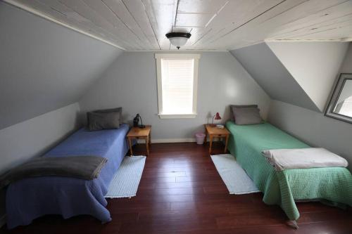Postel nebo postele na pokoji v ubytování Little House by the Brook