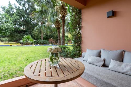 Un jardín fuera de Sofitel Marrakech Palais Impérial & Spa