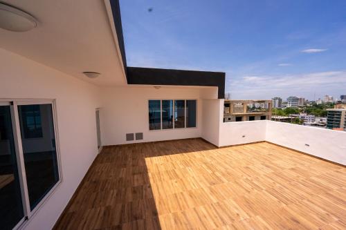 Ein Balkon oder eine Terrasse in der Unterkunft Stunning view of the city.