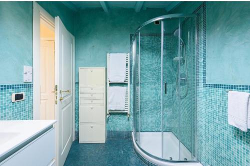 un bagno con doccia e lavandino di B&B Casa Rossa a Firenze