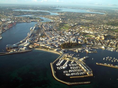 弗里曼特的住宿－Fremantle Accommodation Villas，水边城市的空中景观