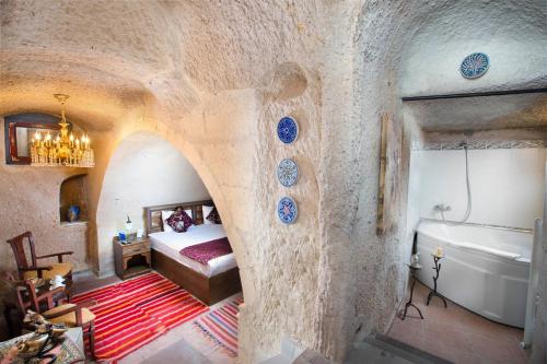 Кровать или кровати в номере Cappadocia Fairy Chimneys Selfie Cave Hotels - Special Class