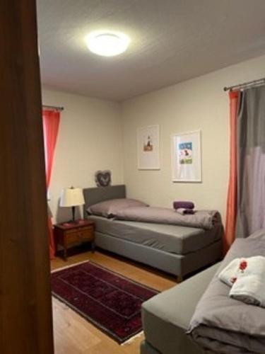 sypialnia z 2 łóżkami i lampką w obiekcie Grossbergblick w mieście Filzmoos