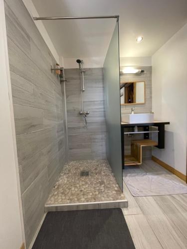 La salle de bains est pourvue d'une cabine de douche et d'un lavabo. dans l'établissement Bungalows Lanar'am Kaladja -1, à Bouillante