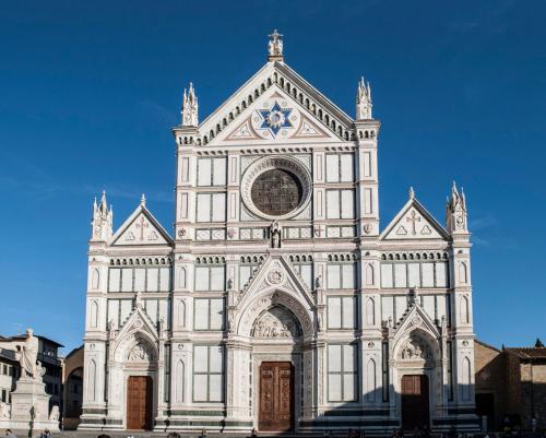een grote witte kathedraal met een klok erop bij Franco's Home in Florence