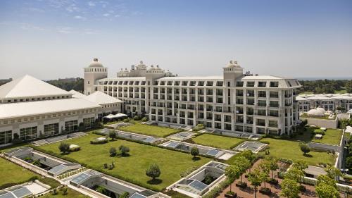 Luftaufnahme eines großen Gebäudes mit einem Park in der Unterkunft Titanic Deluxe Golf Belek in Belek