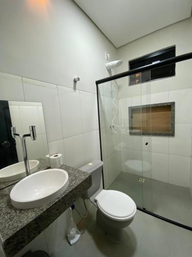 uma casa de banho com um WC, um lavatório e um chuveiro em Flat Davisis 3 - PX da JK em Palmas