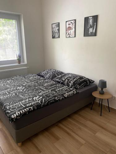 Postel nebo postele na pokoji v ubytování Černá růže - Apartmán 7
