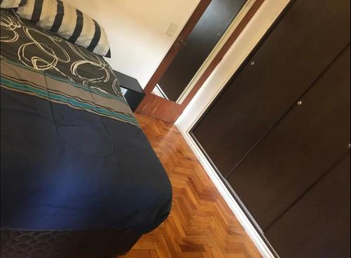 Cama en habitación con suelo de madera en Apartamento en el corazón de Recoleta en Buenos Aires