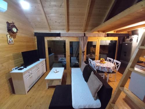Una cocina o cocineta en LAKE VIEW PREVLAKA