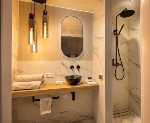 Un baño de The River Suites