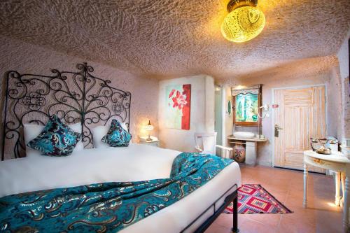 Кровать или кровати в номере Cappadocia Fairy Chimneys Selfie Cave Hotels - Special Class