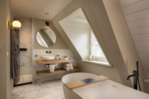 Un baño de The River Suites