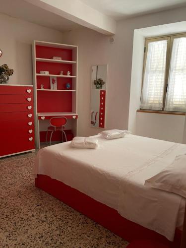 um quarto com uma cama grande e uma cómoda vermelha em CAPOLINEA em Roccalumera