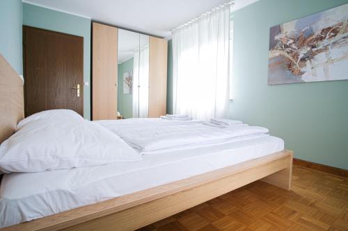 Postel nebo postele na pokoji v ubytování M16 Spacious and bright apartment