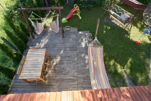 una vista sul tetto di una terrazza in legno con parco giochi di Walnut Tree Cottage a Săcele