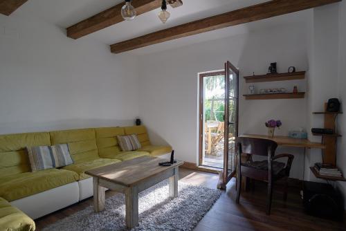 Posezení v ubytování Walnut Tree Cottage