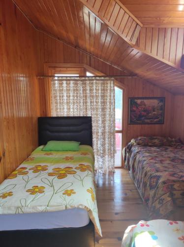1 Schlafzimmer mit 2 Betten und einem Fenster in der Unterkunft Delmece yaylası konaklama in Yalova