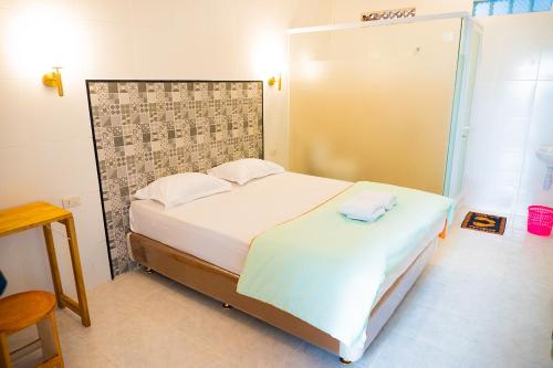 バンダールランプンにあるJo&Jo Hostel SYARIAHのベッドルーム1室(大型ベッド1台、ヘッドボード付)
