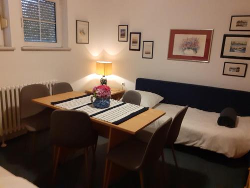 a room with a table and chairs and a bed at Apartman Zdenka Marija in Varaždin
