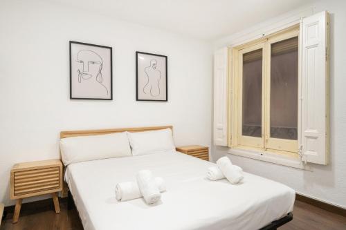 1 dormitorio con 2 camas y ventana en apartamento en la puerta del sol, en Madrid