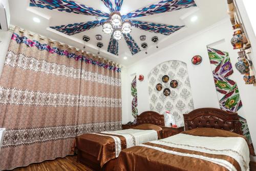 希瓦的住宿－Khiva Silk Road，一间卧室设有两张床和天花板