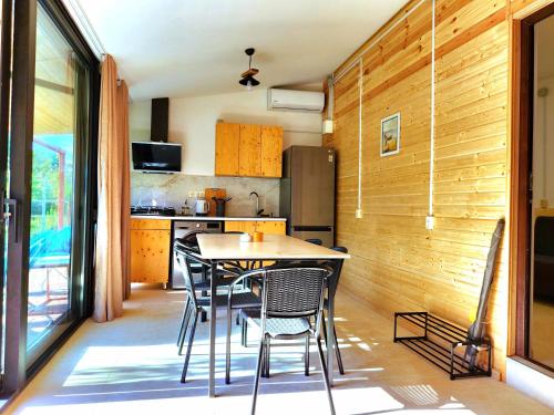 eine Küche mit einem Tisch und Stühlen im Zimmer in der Unterkunft House&Yard Hellen 150m to beach in Ureki