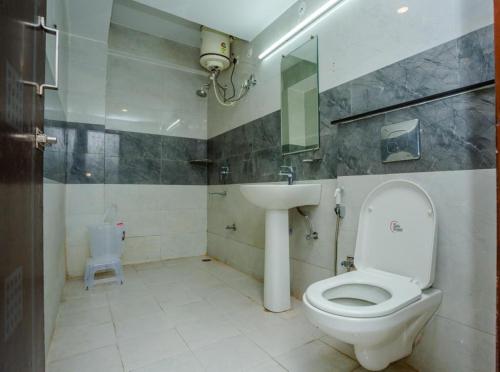 uma casa de banho com um WC e um lavatório em Hotel DOON em Dehradun