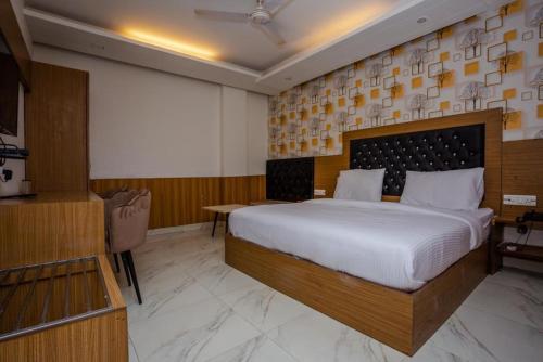 Una cama o camas en una habitación de Hotel DOON