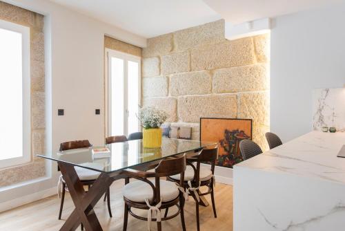 une salle à manger avec une table et des chaises en verre dans l'établissement Ronda Don Nacho, à Vigo