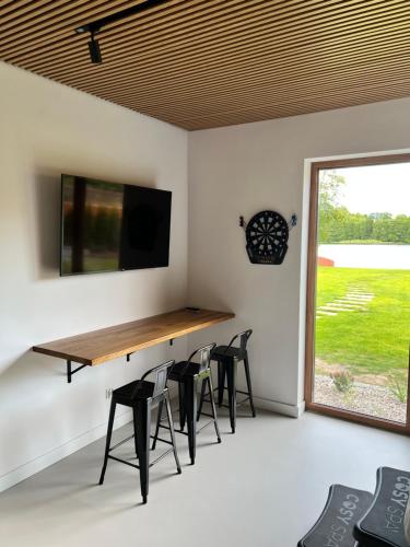 a room with a table and chairs and a large window at Lake House Borowe in Borowe