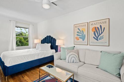 un soggiorno con letto e divano di Julia Place a Sarasota