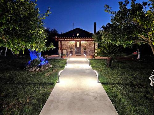 Foto Patras stonehouse with large yard - Πέτρινο σπίτι με αυλή 1