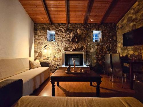 Foto Patras stonehouse with large yard - Πέτρινο σπίτι με αυλή 5