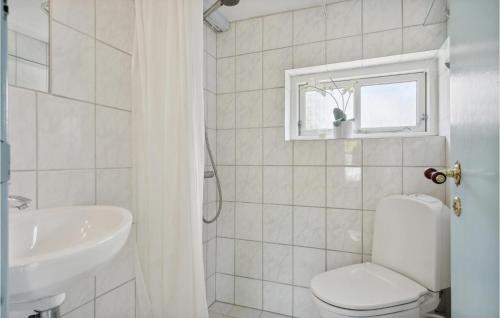 een witte badkamer met een toilet en een wastafel bij 2 Bedroom Stunning Home In Humble in Humble