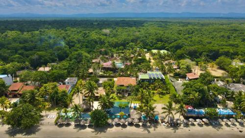 een luchtzicht op een resort met palmbomen bij Hotel Camino Verde in Tolú
