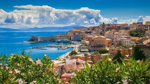 uma vista da cidade de Dubrovnik e do oceano em La Perla Azzurra em Gaeta