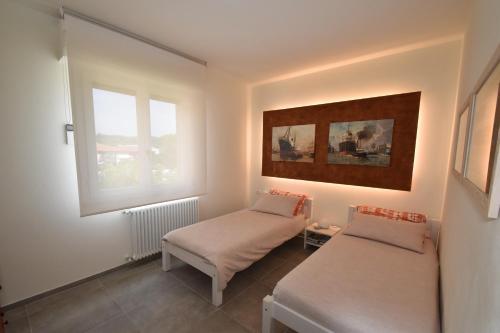 een kamer met 2 bedden en een raam bij Rada in Marina di Campo